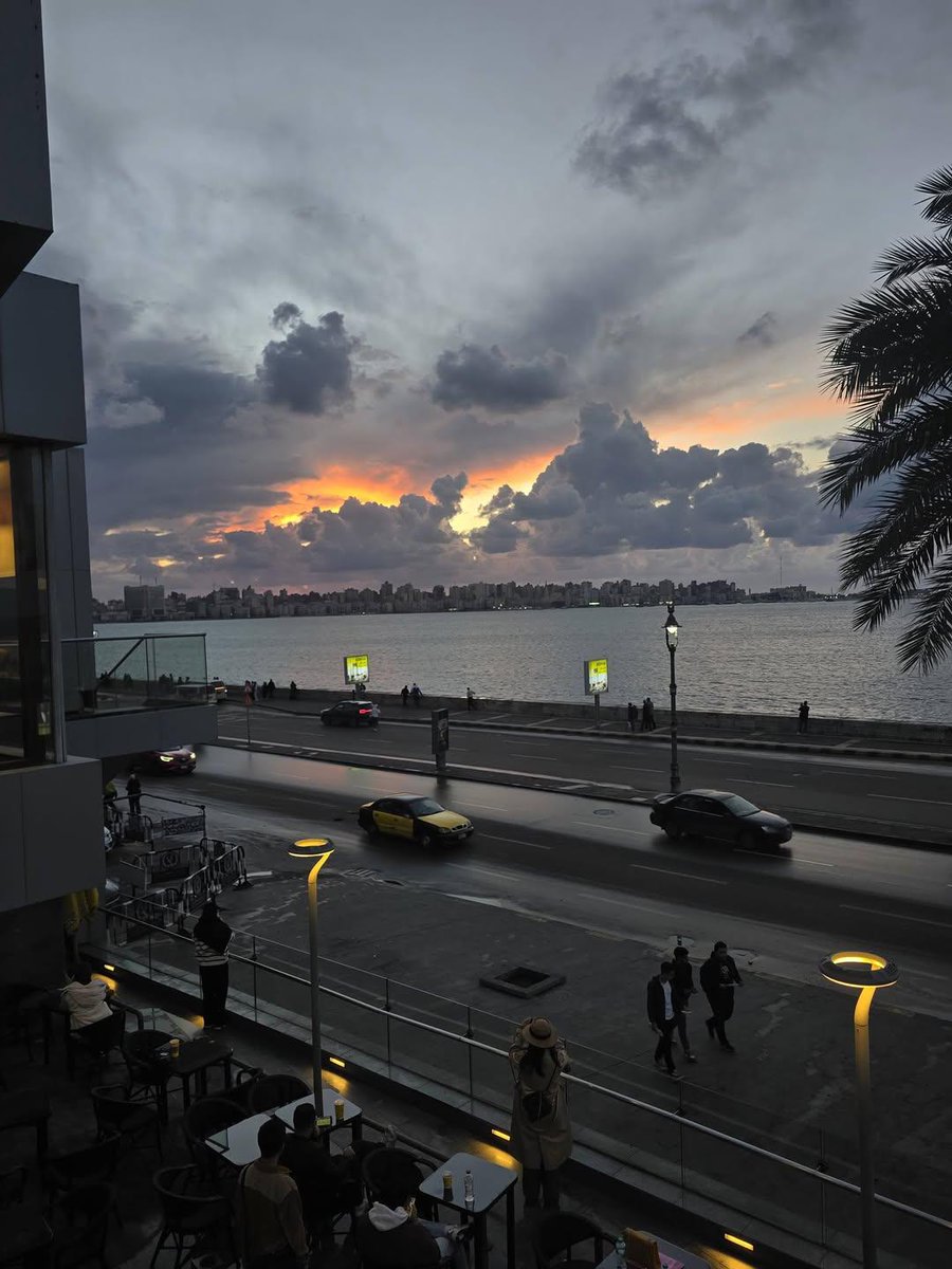 «لحظة غُروب تخلّيك تقول ياريت الزمن يقف هنا.»
Alexandria this evening.