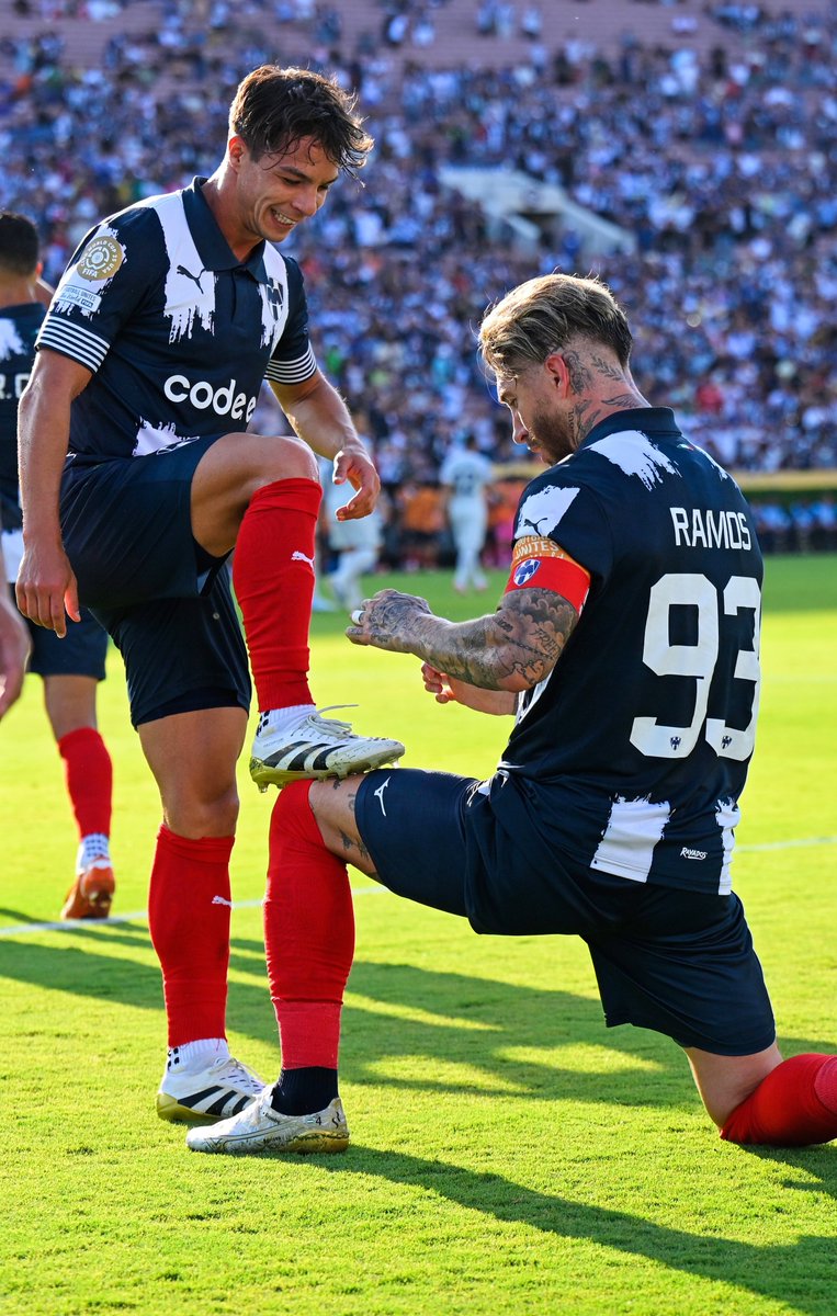 SomosRayados's tweet photo. Vivirlo en persona no tuvo comparación. Gracias @SergioRamos, gracias por regalarnos un momento sumamente emblemático. Hasta siempre. Gracias por poner en alto el nombre del Club de Futbol Monterrey. 𝐋𝐄𝐆𝐄𝐍𝐃𝐀𝐑𝐈𝐎. https://t.co/8RW0JNStrS