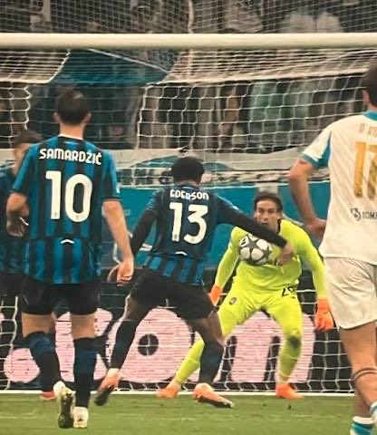 La main de St Gilloise que l’arbitre vient de siffler (17’) au milieu du terrain,
Elle a quoi de différent avec celle d’Ederson avec l’Atalanta ?

#TeamOM #USGOM 

<a href="/ChampionsLeague/">UEFA Champions League</a>