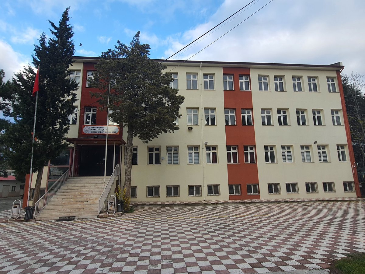 MuhammetGulec's tweet photo. İlçemizin ve iş dünyasının aradığı nitelikli eleman yetiştirmede öncü olacak olan Hakkı Hakkı Gökçetin Mesleki Eğitim Merkezine 15 Aralık Pazartesi gününden itibaren öğrenci nakilleri başlayacaktır. İlçemize hayırlı uğurlu olsun.
@denizlimem 
@emre_caliskan https://t.co/BdugX5p2Ev