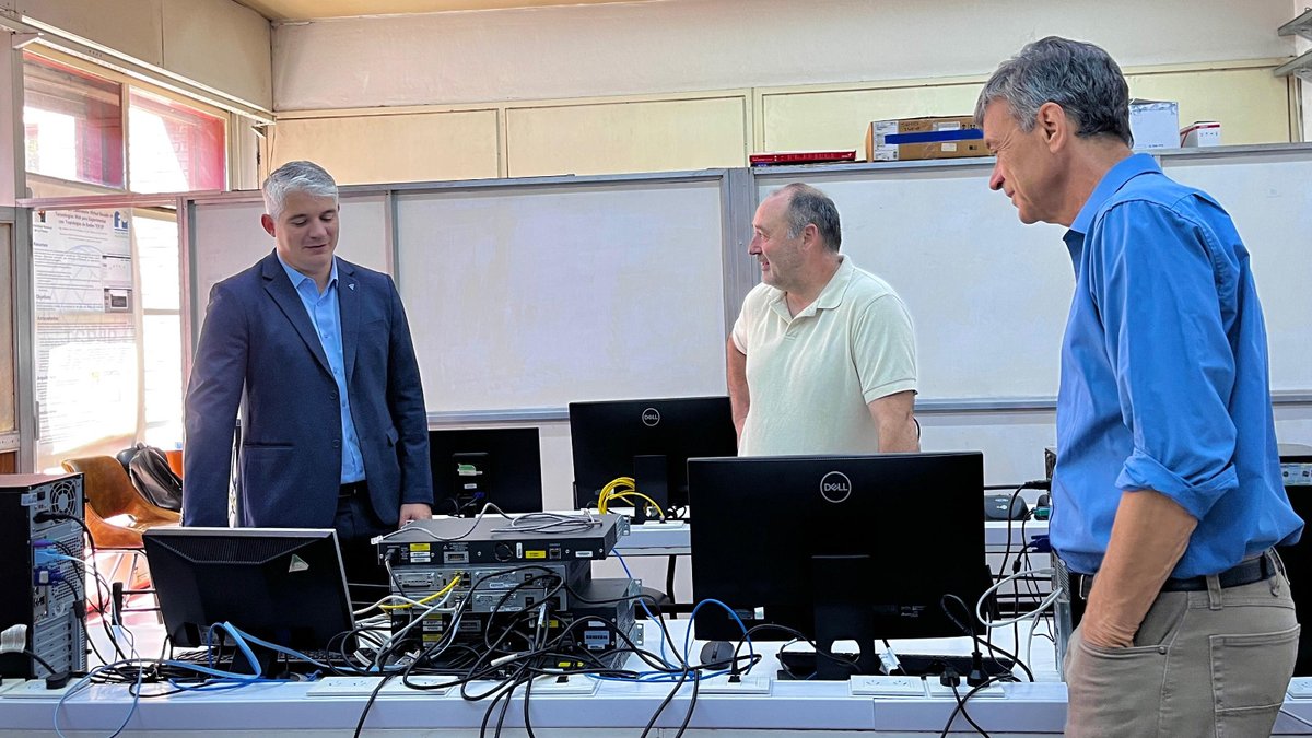 🌐 Visitamos la Facultad de Ingeniería de la #UNLPam en General Pico y acompañamos a la carrera Tecnicatura en Telecomunicaciones con materiales que serán útiles para la prácticas que se realizan en su laboratorio.

<a href="/ZiliottoSergio/">Sergio Ziliotto</a> 
<a href="/acurciarello/">Antonio Curciarello</a> 
<a href="/azulueta17/">Andrés Zulueta</a>