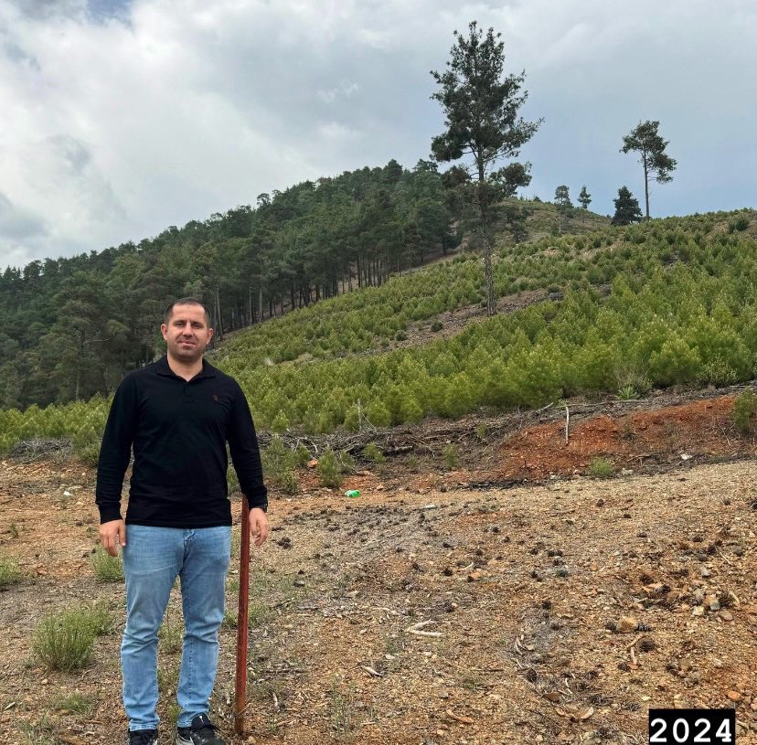 SefiBolge's tweet photo. Ağaçlandırdığı sahanın 4. yıl dönümünde gurur pozu veren orman mühendisi💚☺️

Denizli, Acıpayam https://t.co/RzjEPUIayP