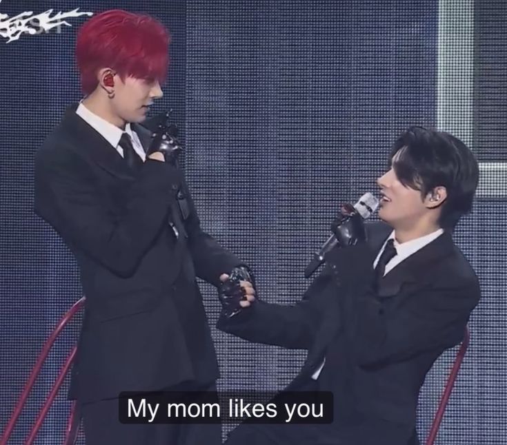 lara #sunsunprada tweet media