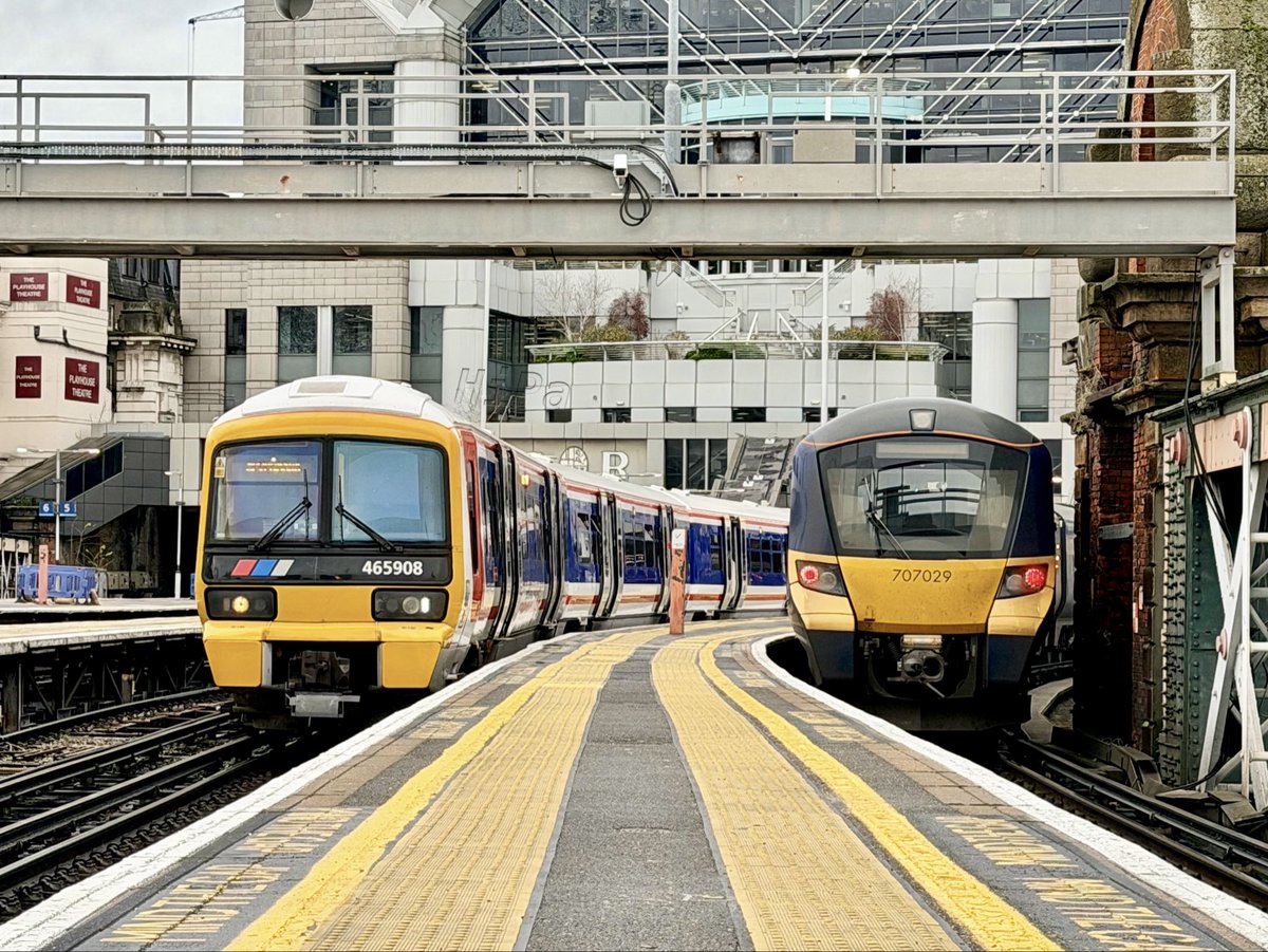 HiPa125's tweet image. #NetworkSouthEast #Class465 Kent Link #Networker 465908 ‘Chris Green OBE’ stands ready to work Southeastern 2S22 0931 London Charing Cross &amp;gt; Sevenoaks #SEML