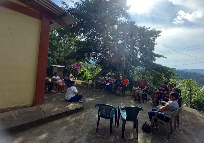 🤝Fundación Maquilishuatl se reunió con habitantes de la comunidad Petacas, de San Julián, en el marco de la ejecución del Programa de Acompañamiento Comunitario #PACO II, para dar a conocer las acciones a ejecutar y conocer su disponibilidad de participación.