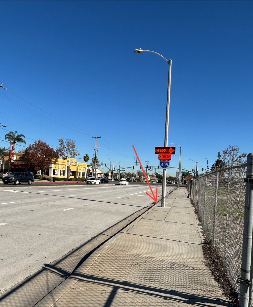 CalMan007's tweet image. Someone dropped this package before reaching its destination. 
Manhattan Beach Bl at Hawthorne in #lawndale 
Hopefully the right owner picks it up
@USPS @UPS @FedEx