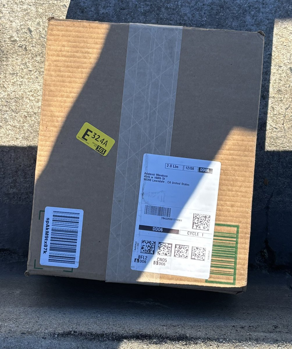 CalMan007's tweet image. Someone dropped this package before reaching its destination. 
Manhattan Beach Bl at Hawthorne in #lawndale 
Hopefully the right owner picks it up
@USPS @UPS @FedEx