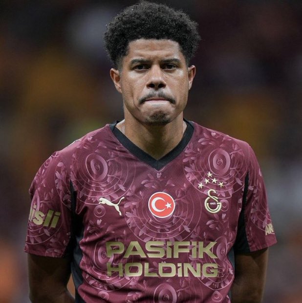 Osimhen’in kızdığı kadar varsın.. her topu eziyorsun, şutların cılız. Korner açıyordun onu da açamaz oldun. Sen ne işe yararsın?