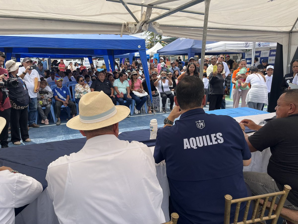 PedritoExtranja's tweet image. Hoy llevamos canastas navideñas a personas con discapacidad y mujeres con niños víctimas de abusos a El Morro y Posorja. Llevamos brigadas médicas, odontólogos, medicinas.
Hicimos escucha activa.
La Comuna de Barrios sigue creciendo con trabajo real en territorio.