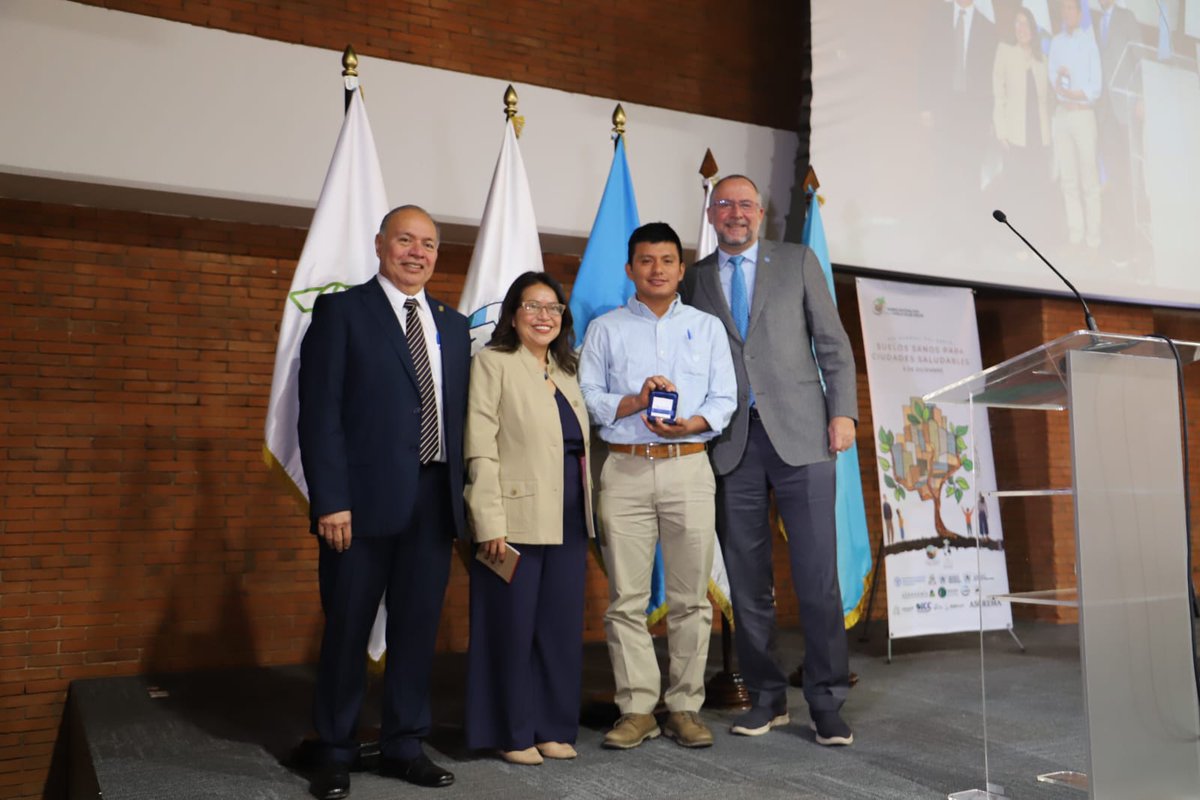 La Alianza Guatemalteca para el Manejo de los Suelos celebró en ANACAFÉ el #DíaMundialDelSuelo 🌱, reconociendo a Mónica Ordoñez y Kevin Lopreto por estudios sobre salinidad en plátano 🍌🧪 y etnopedología en Tak’alik Ab’aj 🌄📖.
Ciencia que regenera suelo y agua. 💚
#SuelosVivos