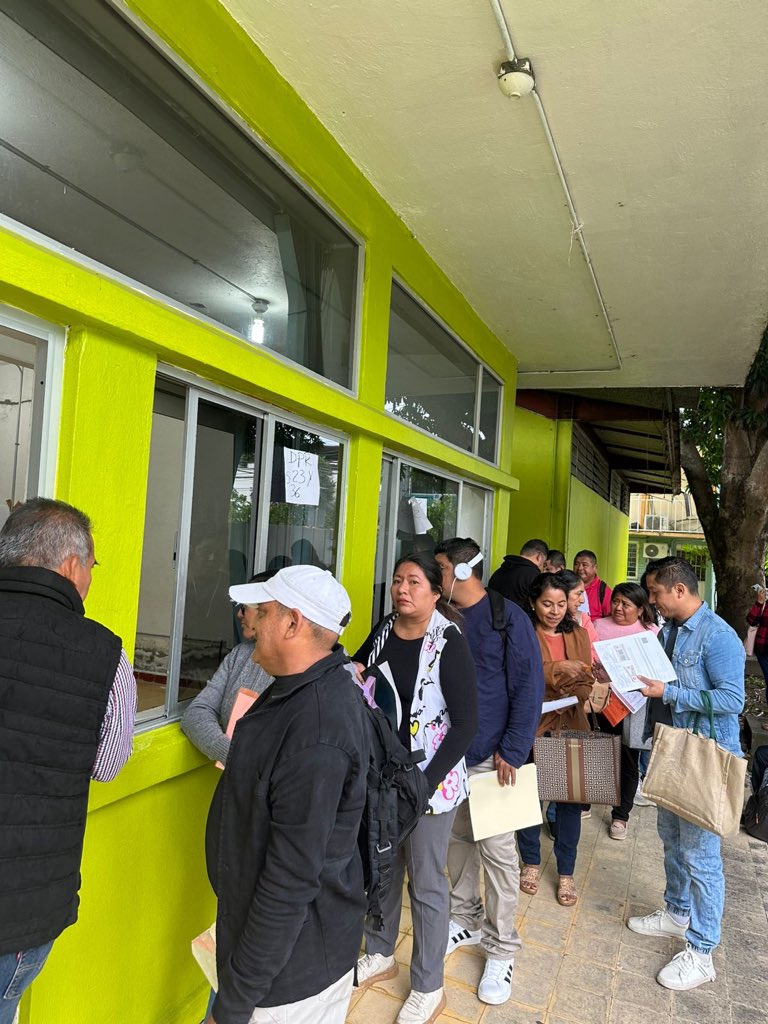 IEEPOGobOax's tweet photo. Con reconocimiento a la labor docente, en San Juan Bautista Tuxtepec, Tlaxiaco y Huajuapan, el IEEPO que dirige @EMILIOMONTEROP entregó incentivos REDES-SEP periodo sept–diciembre 2025. Con el respaldo del gdor. @salomonj se fortalece la dignificación del magisterio.
#QueSiga https://t.co/wIibcAbvJ5