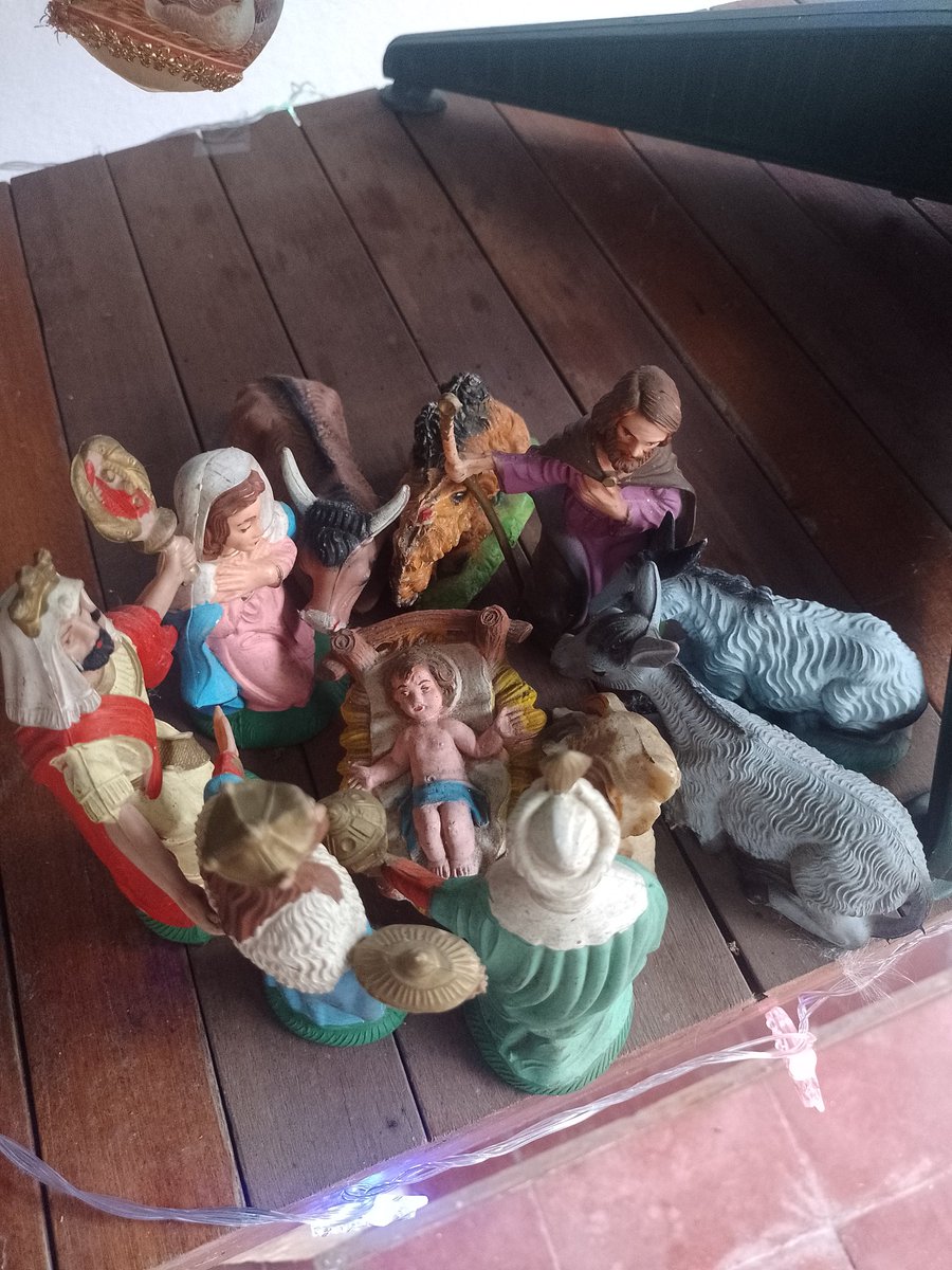 Ayer armamos el arbolito con mi ahijado Homero y el fue el encargado del pesebre. Se nota que nació en pandemia y no la vivió mucho, más juntos todos no pueden estar