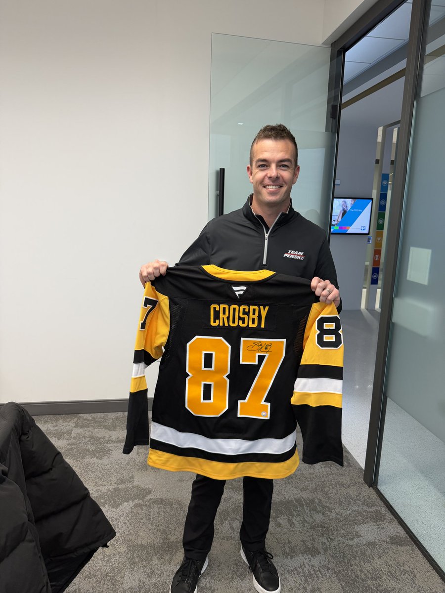 smclaughlin93's tweet image. Guess I’m a @penguins fan tonight! LFG 💪🏻👊🏻