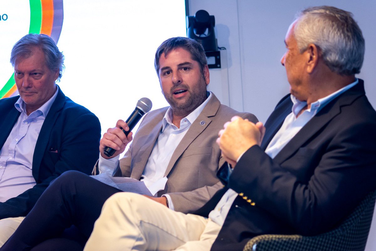 SociedadRural's tweet image. CONFIAR cerró el año con la última Mesa Foresto-Industrial, definiendo las prioridades 2026.

El camino hacia el crecimiento es posible si se tienen en cuenta los siguientes puntos: reforma impositiva y laboral, mejoras en logística y transporte, más crédito para PyMEs y…