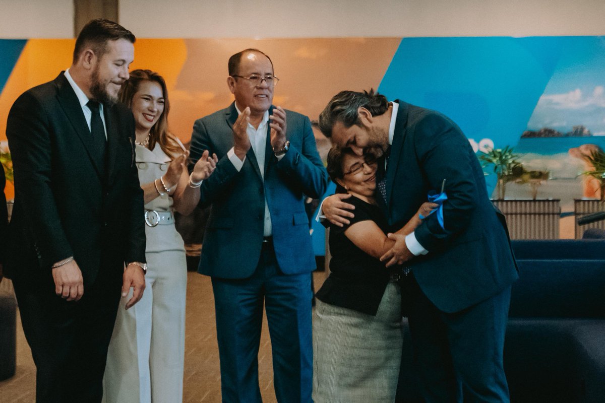 Viajar también puede ser una experiencia cómoda y humana. 

Pensando en transformar el camino de miles de pasajeros, inauguramos un espacio estilo VIP para quienes hacen de la teminal su punto de partida. 👏