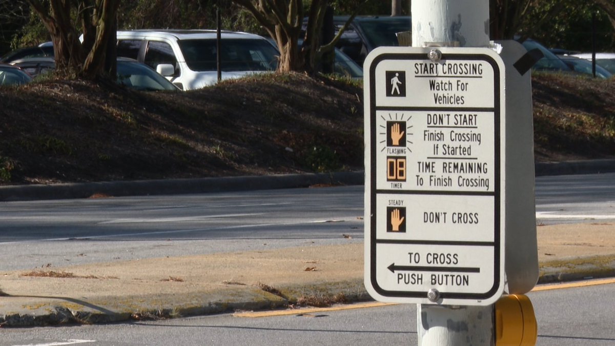 wcti12's tweet image. After a student was struck near campus, Mayor Connelly wants a pedestrian bridge at busy 10th St. to improve safety for students &amp;amp; drivers. 🛑🚸 #GreenvilleNC #PedestrianSafety #ECU