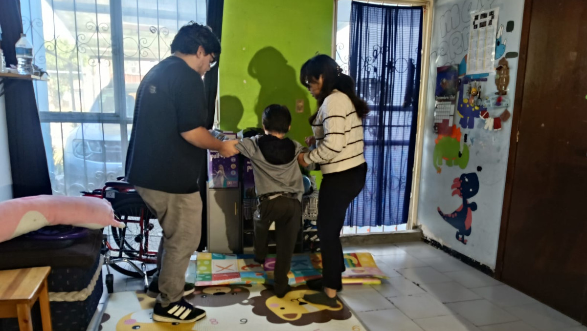 Milenio_Puebla's tweet image. 🗣️Familia pide apoyo para Lalo, niño de 7 años que sufrió una fractura-luxación de T12–L1 y una lesión medular tras la caída de un juego en salón un social de la zona de Zavaleta.

📸 @nancymarlenne 
Conoce AQUÍ su historia 📲 milenio.com/comunidad/pide…