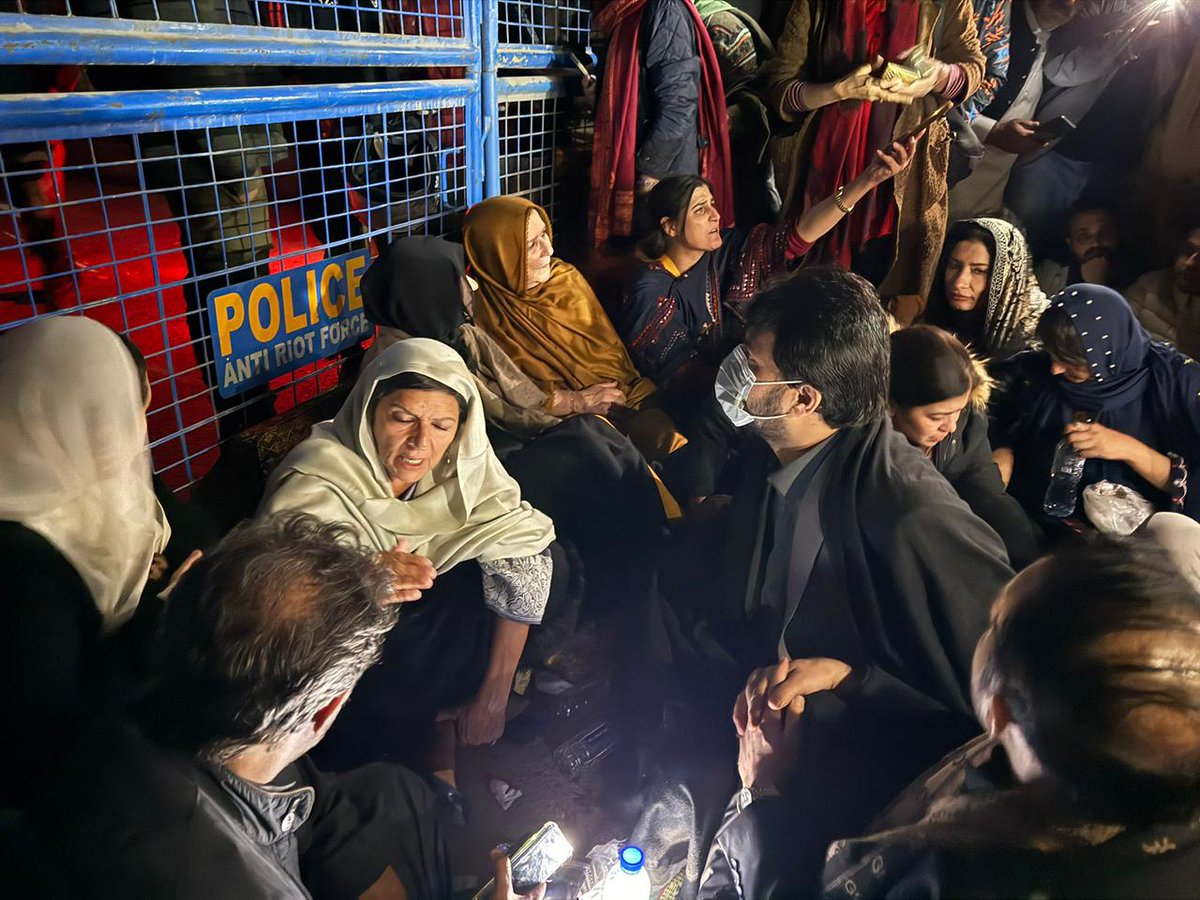 HRCPakistan's tweet photo. 10 دسمبر: عالمی انسانی حقوق کا دن
اسلام آباد — عالمی انسانی حقوق کے دن کے موقع پر ہیومن رائٹس کونسل پاکستان ملک میں انسانی حقوق کی ابتر صورتحال پر شدید تشویش کا اظہار کرتی ہے۔
آج جب دنیا بھر میں انسانی حقوق اور انصاف کی بات کی جا رہی ہے، پاکستان میں سابق وزیراعظم عمران خان کی بہنیں اور خاندان کی خواتین اڈیالہ جیل کے باہر اپنے پیارے کی ملاقات اور قانونی حقوق کی بحالی کے لیے بیٹھی ہوئی ہیں۔ یہ منظر ہمارے نظامِ انصاف کی کمزوری اور شہریوں کے بنیادی حقوق کی سنگین خلاف ورزی کی واضح مثال ہے۔
ہم اس درد، تکلیف اور بے بسی کا بخوبی اندازہ لگا سکتے ہیں جو وہ خاندان برداشت کر رہے ہیں، جو انصاف کے منتظر ہیں مگر نظام سے تعاون اور بنیادی سہولیات سے محروم ہیں۔
ہیومن رائٹس کونسل پاکستان مطالبہ کرتی ہے کہ:
تمام سیاسی وابستگیوں سے بالاتر ہو کر ہر شہری کو بنیادی انسانی حقوق فراہم کیے جائیں،
زیرِ حراست افراد کے اہلِ خانہ کو ملاقات کا حق بلا رکاوٹ دیا جائے،
غیر ضروری سختیوں، تاخیرِ انصاف اور غیر انسانی سلوک کا فوری خاتمہ کیا جائے،
سابق وزیراعظم عمران خان سمیت تمام قیدیوں کے قانونی، طبی اور انسانی حقوق کی مکمل ضمانت دی جائے۔
انسانی حقوق کسی منصب یا سیاسی وابستگی کے محتاج نہیں — یہ ہر شہری کا بنیادی، غیر مشروط حق ہیں۔
ہیومن رائٹس کونسل پاکستان
#HumanRightsDay
#10December
#HumanRightsCouncilPakistan
#ImranKhan
#AdialaJail
#RightsForAll
#JusticeForAll
#Pakistan
#RuleOfLaw
#StopHumanRightsViolations
#SaveOurCivilRights
@UNHumanRights @AminaMJanjua @amnesty @UN_Women @hrw