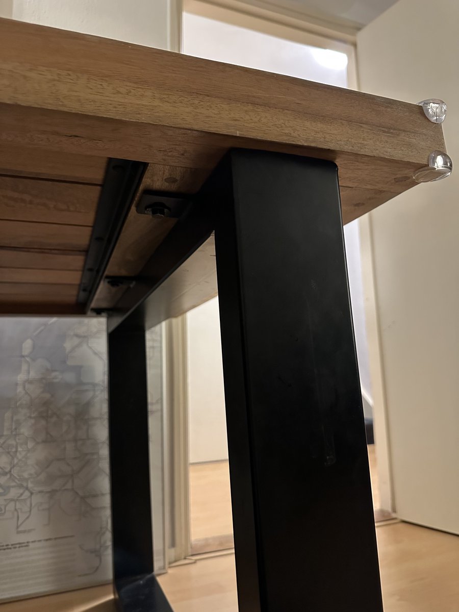 RobbertTech's tweet image. Heeft iemand hier ervaring met het (laten) inkorten van een mango houten tafel? Of is het volgens jullie verstandiger om mijn huidige tafel weg te doen en een kleinere (140–160 cm) te zoeken/kopen? Mijn huidige tafel is 220 cm en past helaas niet goed in mijn nieuwe woning.