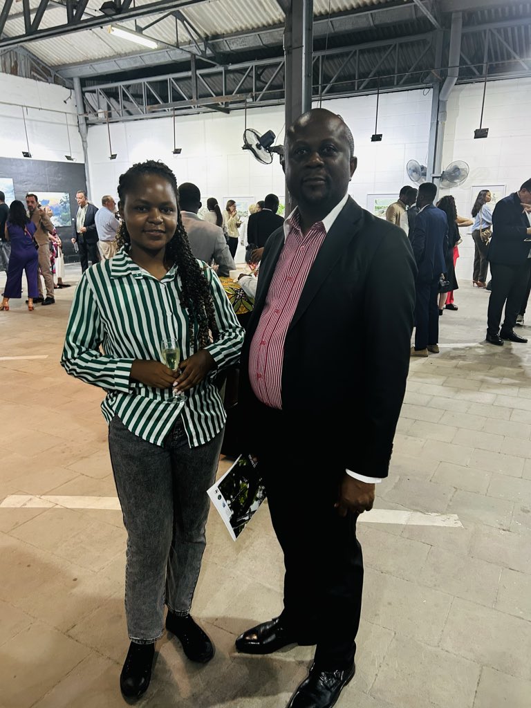 carinelobela20's tweet image. Jeudi dernier, j’ai eu le plaisir de rencontrer le Directeur du PN de la Salonga 🌴 et le Directeur de coopération de @IccnRdc à #Kinshasa 

Un grand plaisir et une belle opportunité de collaboration pour @equigreen ✌🏻

#exposition #peinture #photo #conservation