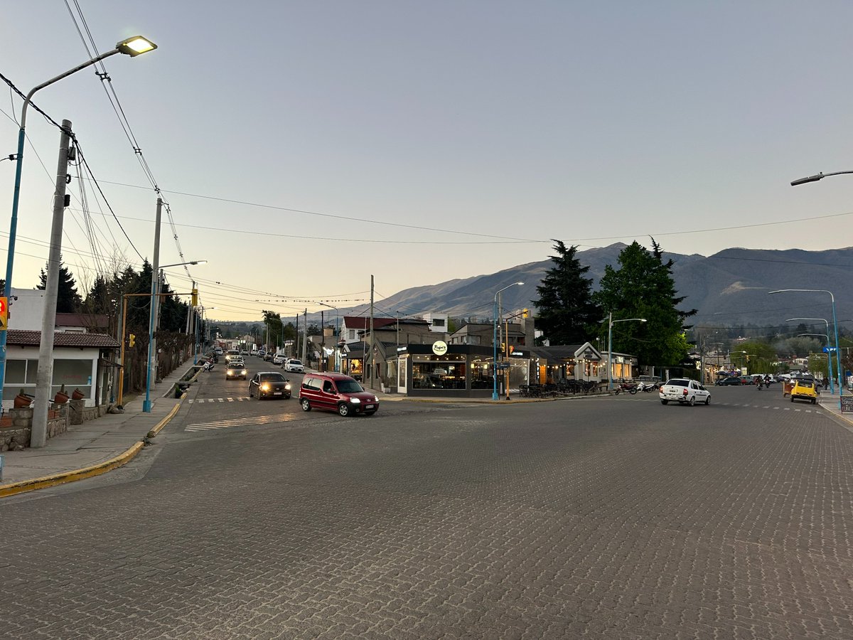Tafí del Valle | Tucumán ⛰️ Hermoso pueblo turístico en pleno Valle Calchaquí conocido por su belleza natural, su clima templado y sus paisajes montañosos. Conocer El Mollar, el cañadón de Muñoz y hacer el Sendero El Pelao, donde van a pasar por el Cerro de la Cruz