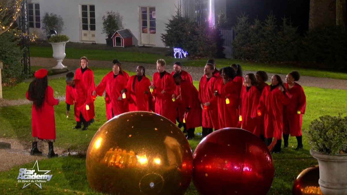 FLASH - Une chorale de Noël est au château de la #StarAcademy pour la surprise du calendrier de l'avent ! #StarAcademyLeLive #StarAcademyLive