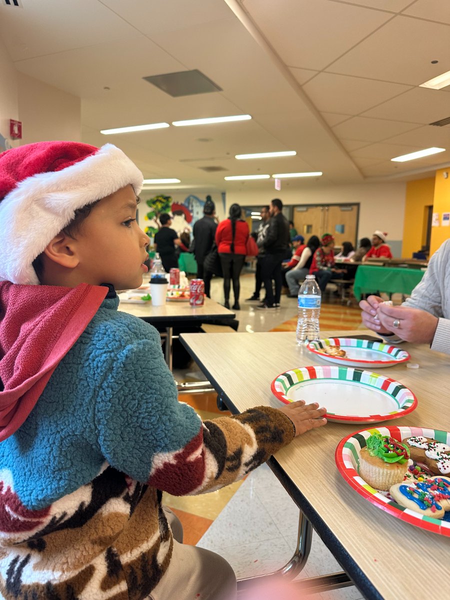 CSI_3000's tweet photo. Another unforgettable HBN Toy Drive in the books! Our team showed up big, our community showed up even bigger... and Santa even brought one of his little helpers to deliver joy across Chicago! https://t.co/qTbfJgpVdz
