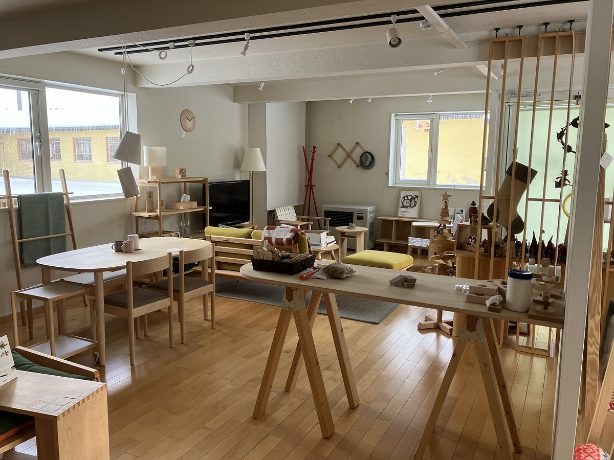 cosine_com's tweet image. 「真っ白な朝と、心まで温まる贈りもの。」
Ｎo.4040　2025年12月10日（水）（-6℃⇒-2℃）曇
わくわく様です。
今朝もふわりと数センチの雪が積もり、雪かきがすっかり日課になってきました
あたり一面が真っ白な世界の中で、コサインの黄色い建物は今日も元気に輝いて。
x.gd/6KBSo