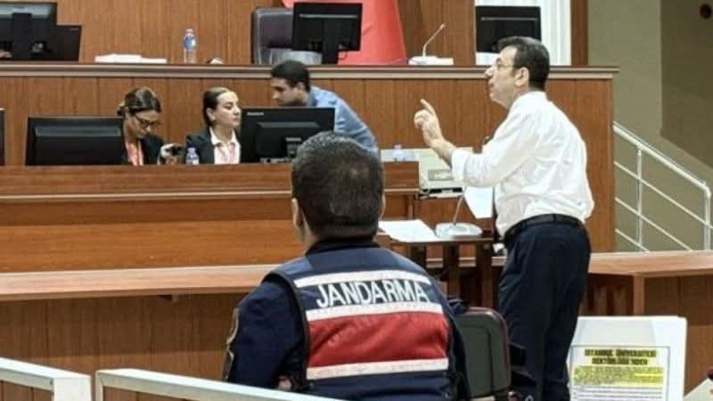 Sahte diploma davasından:

HAKİM: Resim çekmeyin lütfen, kaldırın o telefonu!

İ.OĞLU: Görünmek iyidır hakimim, görünmemek kötüdür.

HAKİM: Görünmek iyiyse neden gittiğiniz otellerde kameraları bantladınız?😎