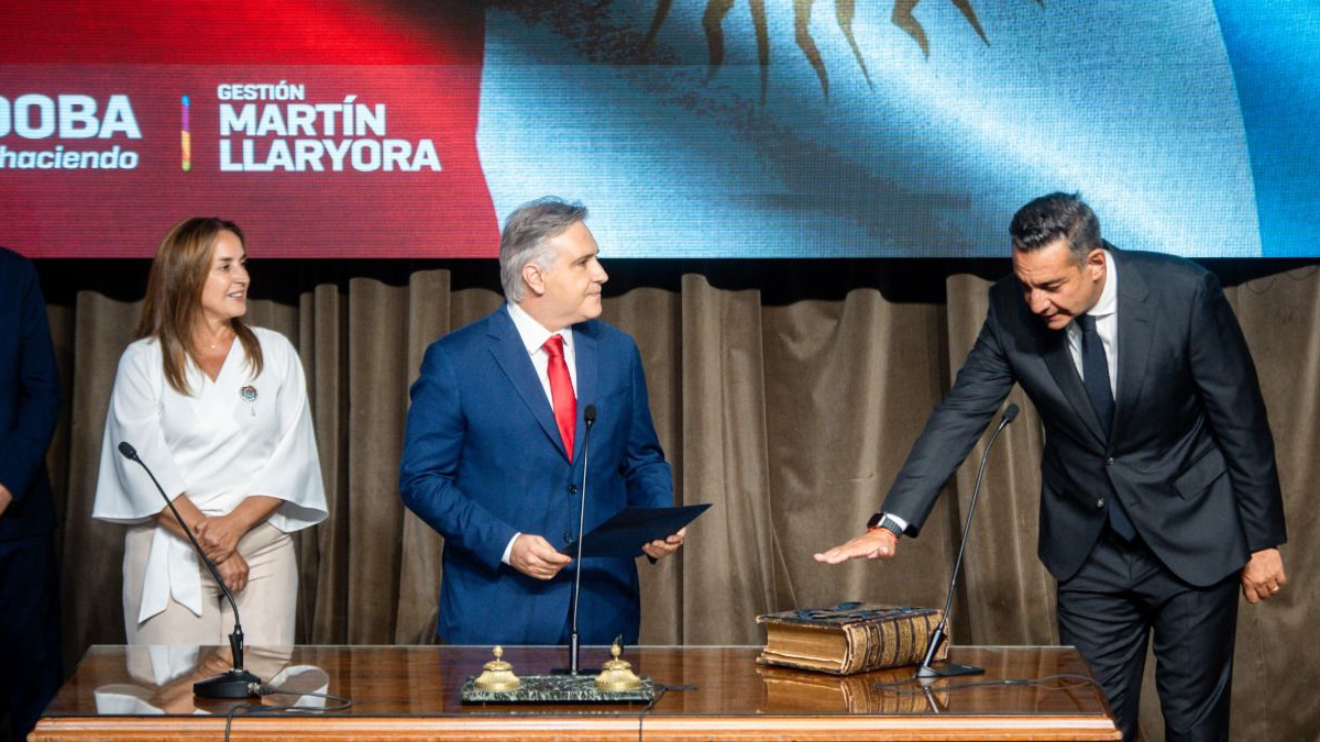 👉🏼 Asumió #MiguelSiciliano como ministro de Vinculación y Gestión Institucional de la #Provincia

🗣️  El flamante #ministro afirmó que su rol en el Ejecutivo Provincial se centrará en el vínculo del Estado con #instituciones sociales y comunitarias.

🌐puntal.com.ar