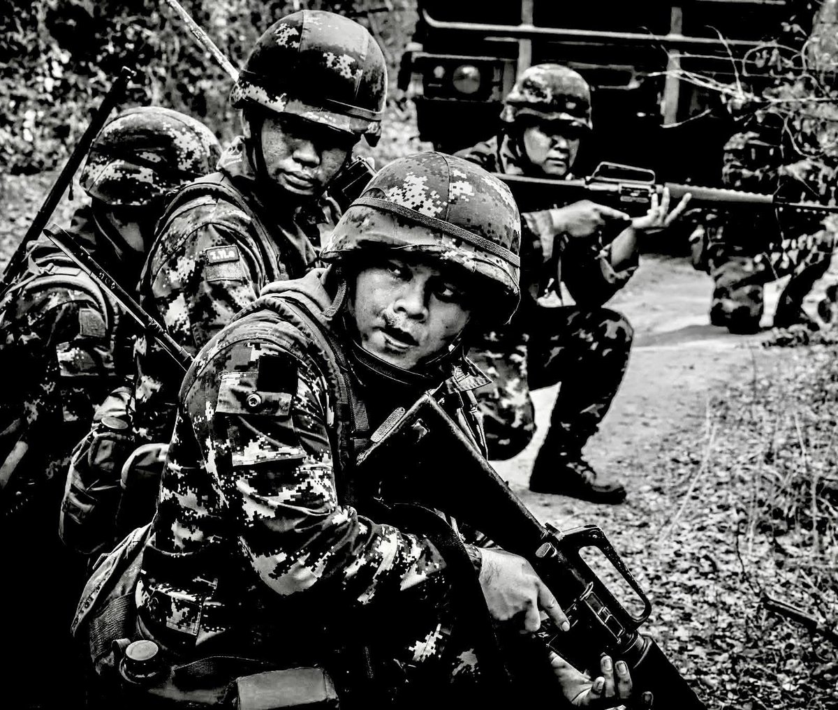 Drpidchapa's tweet image. #กองทัพภาคที่2 #ชายแดนไทยกัมพูชา  ไทยยึดเนิน 677 ที่ช่องอานม้า ได้แล้ว  หลังจากที่ทหารเขมร ยึดชัยภูมินี้มานาน ใช้ยิงลงมาถล่มไทย สูญเสียมาตลอด  ฐานแดนไกล จึงถูกถล่ม ทหารเจ็บหลายนาย
ทำให้สูญเสีย “จ.ส.ท.จิระวัฒน์ มุ่งกลาง ” จากอาวุธหนักของเขมร  
#กัมพูขาต้องสิ้นสภาพทางการทหาร