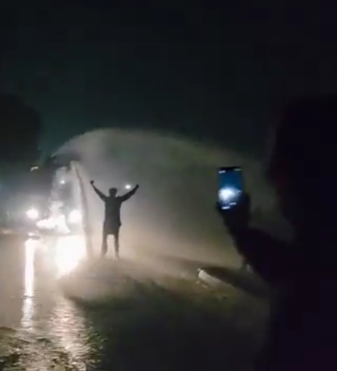 فوکس اڈیالہ جیل پر 🚨
ظلم کی اس رات میں ایک نوجوان فسطائیت کے خلاف سینہ تان کے کھڑا ہے