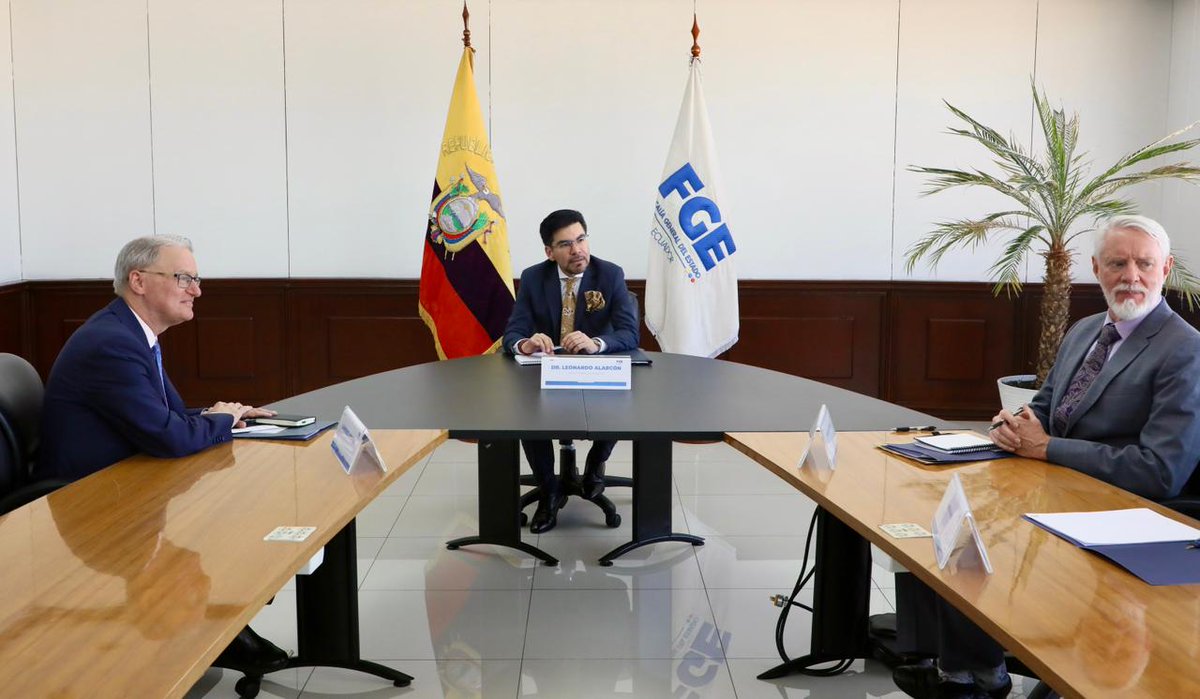 FiscaliaEcuador's tweet photo. #AHORA | El fiscal general del Estado (e), Leonardo Alarcón, recibe la visita protocolar de Lawrence Petroni, encargado de Negocios de la @USembassyEC, y de Charles Morrill, director de la #INL, para abordar acciones que fortalezcan la cooperación entre ambos países. https://t.co/cf6fYwY1TJ