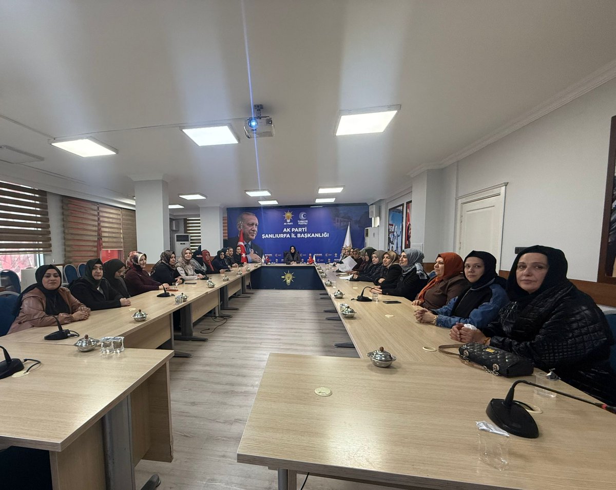 İl Kadın Kolları Başkanımız, <a href="/ZehraAy063/">Zehra AY</a>'ın Başkanlığında, yönetim  kurulu üyelerimizin katılımı ile haftalık olağan yönetim kurulu toplantımızı gerçekleştirdik.

 Saha ve hane ziyaretlerine ilişkin istişarelerde bulunduk, gündeme dair konuları değerlendirdik. 

Birlikte daha