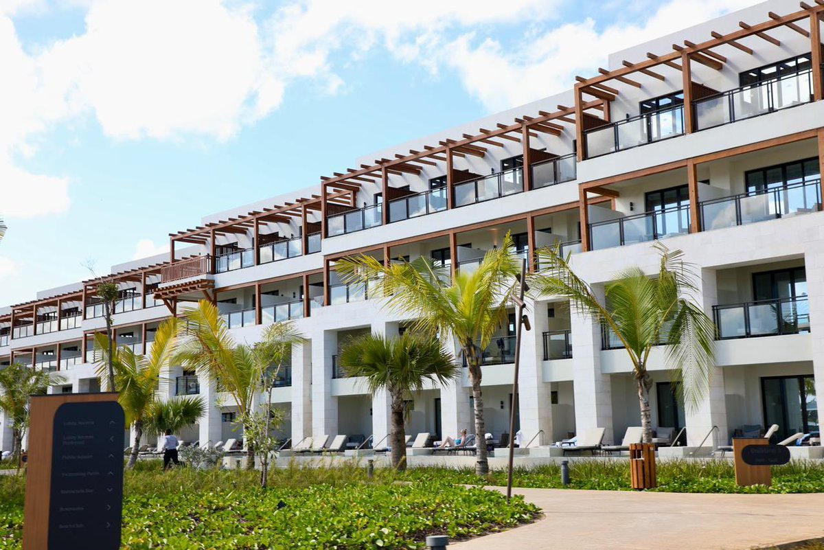 PresidenciaRD's tweet image. Con RD 23,000 millones, hoy se inauguran los hoteles Dreams y Secrets Playa Esmeralda, 📍en Miches, un proyecto con 1,000 nuevas habitaciones, más de 1,600 empleos directos, obras públicas estratégicas y un impacto que consolida la zona como el nuevo destino turístico de RD.🌴