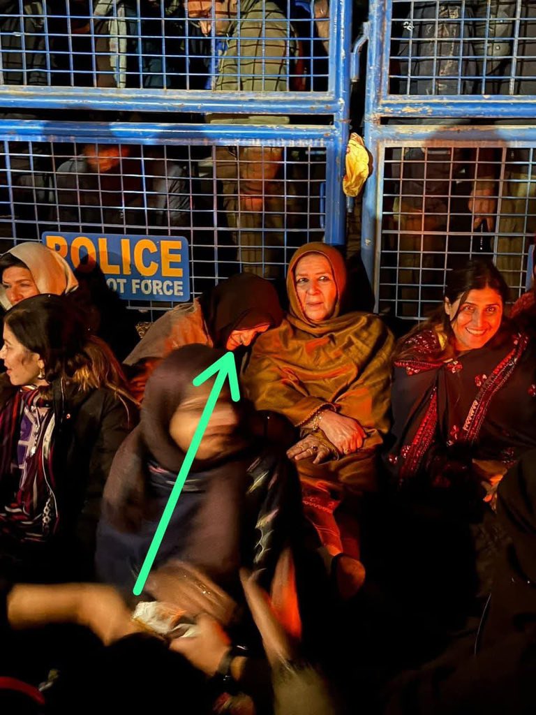 شاہد خٹک عظمی آپا کو بچاتے نالے میں گر گئے 
شاہد خٹک کی ٹانگ کی ہڈی ٹوٹ گئی ہے