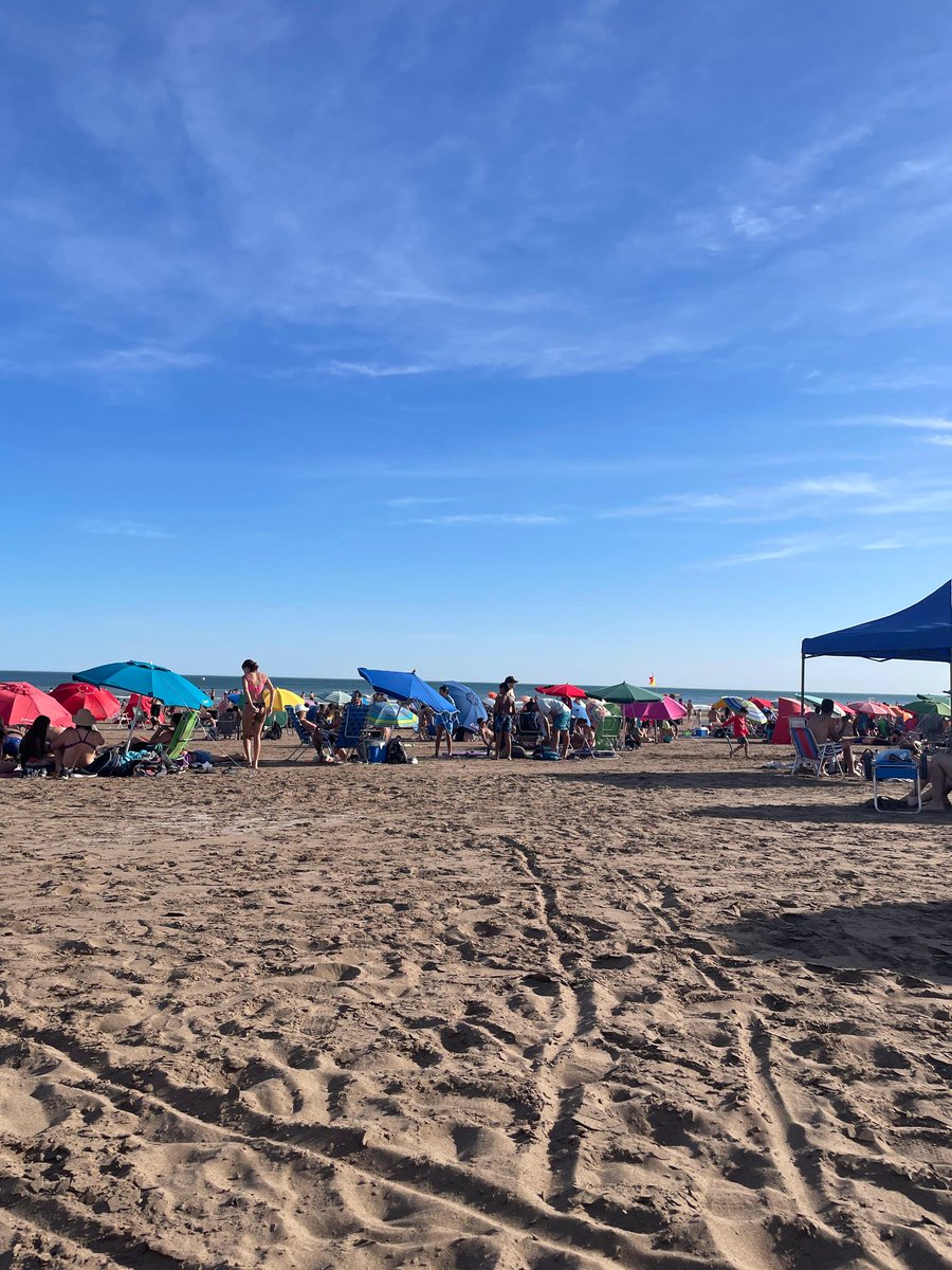 Foto coso. Así estaba ayer la playa en Necochea. 34°.
Y en los balnearios más céntricos, lleno de gente