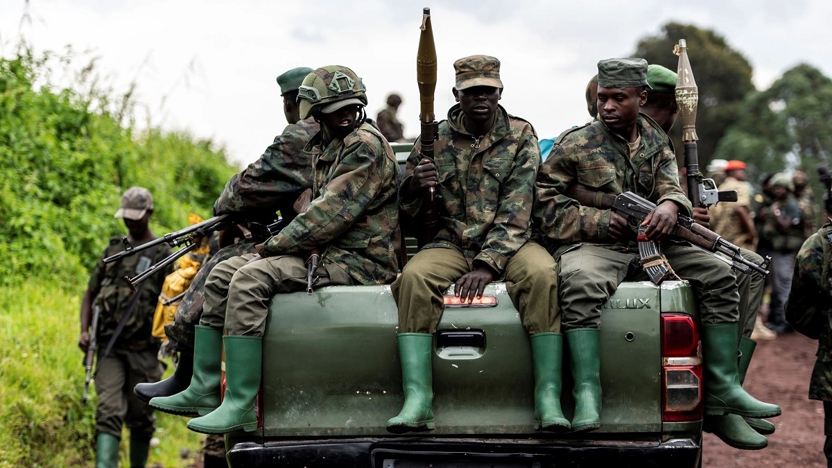 IGIHE's tweet photo. 🚨𝐀𝐌𝐀𝐊𝐔𝐑𝐔 𝐀𝐆𝐄𝐙𝐖𝐄𝐇𝐎🚨

Nyuma yo guhangana n’ihuriro ry’ingabo za Repubulika Iharanira Demokarasi ya Congo, iz’u Burundi, Wazalendo, FDLR, abarwanyi ba AFC/M23 bamaze kwinjira mu Mujyi wa Uvira.

Uwahaye amakuru IGIHE yavuze ko umujyi bamaze kuwinjira, ku buryo igisigaye ari ukubitangaza gusa.

Uyu mutangamakuru yavuze ko “Ingabo z’u Burundi zahungiye iwabo, izanze kuva ku izima zirahagwa. Erega ubundi Intambara bayitsindiye (AFC/M23) Ruvungi. Ubu bari ku muvuduko wo hejuru.”