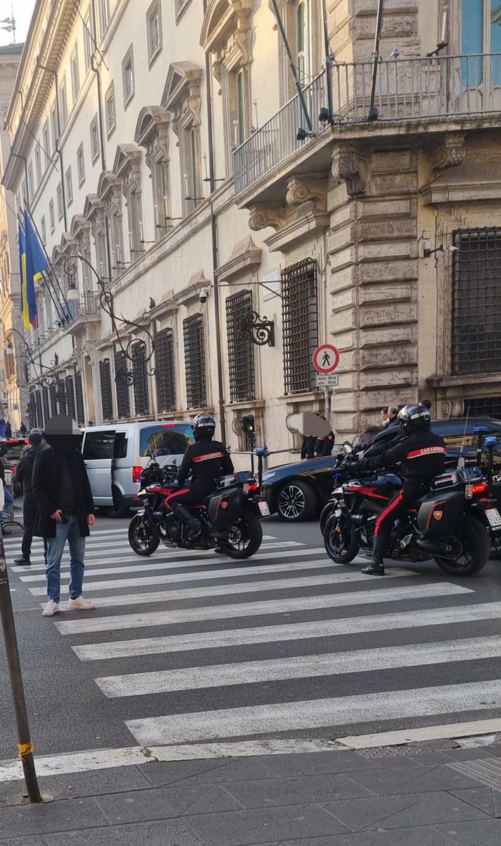 I was among people waiting for Pres. Zelensky's arrival at Palazzo Chigi. There were Italians and foreigners out there, showing their admiration for #Zelensky, feeling themeselves on the right part of history, whishing #Ukraine victory and peace.