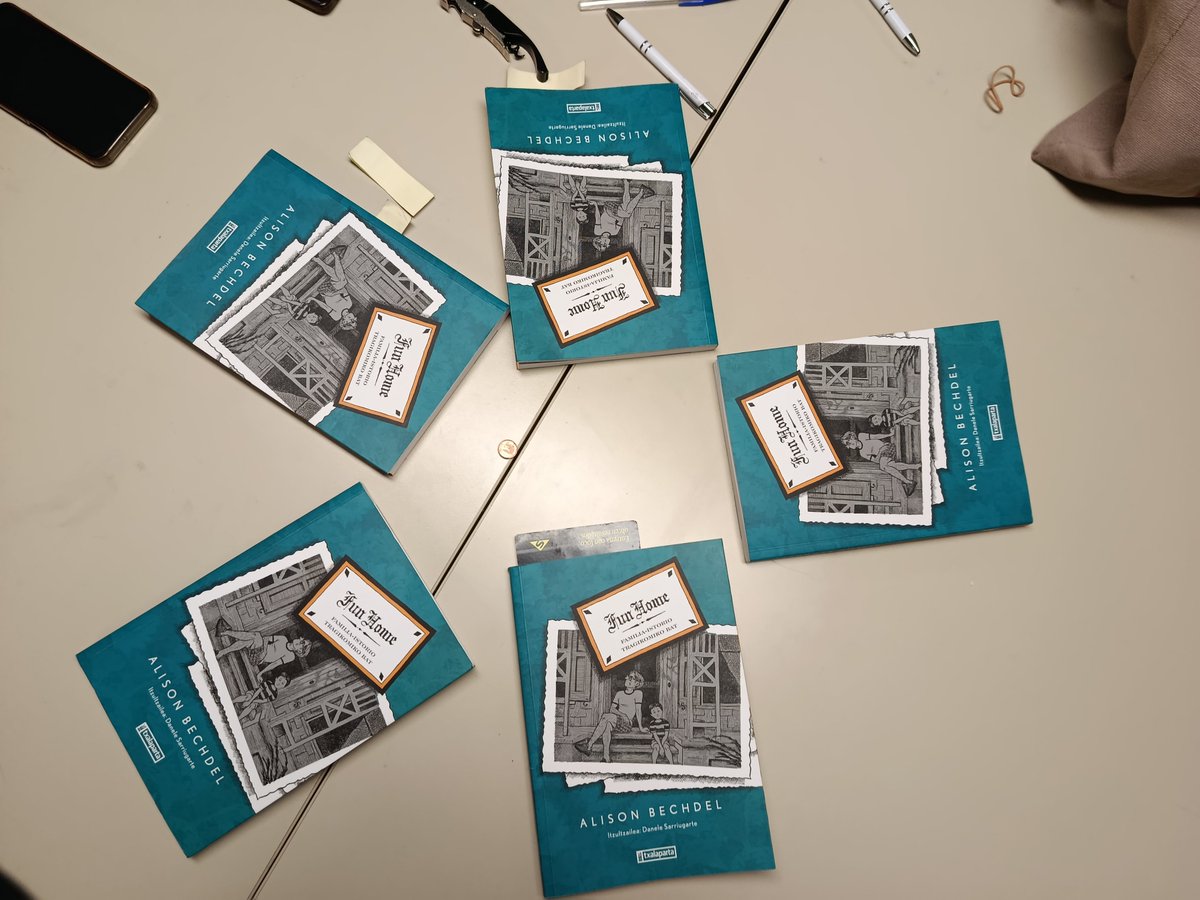 Gaurkoan lehenengo aldiz komiki bat izan dugu mintzagai: Alison Bechdel-en Fun Home liburua. 

Bere aitarekin izandako harremana kontatzen digu idazleak Danele Sarriugartek itzulitako oroitidazki honetan. 

Aberasgarria benetan genero hau irakurri izana!