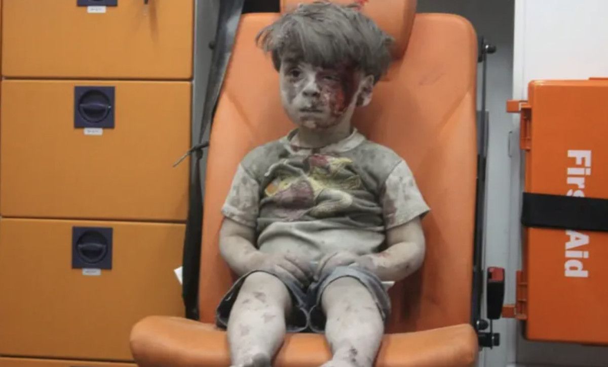 Ak1453pltt's tweet photo. Suriyeli Ümran bebek sahneye çıktı 

2016'da Halep saldırısının ardından enkazdan çıkarılan Ümran bebek bakışlarıyla sembol isim olmuştu.

#MONvsGS
#Güllü 
#sallandık 
#iyikivarsınEren https://t.co/SVor3DmjrK