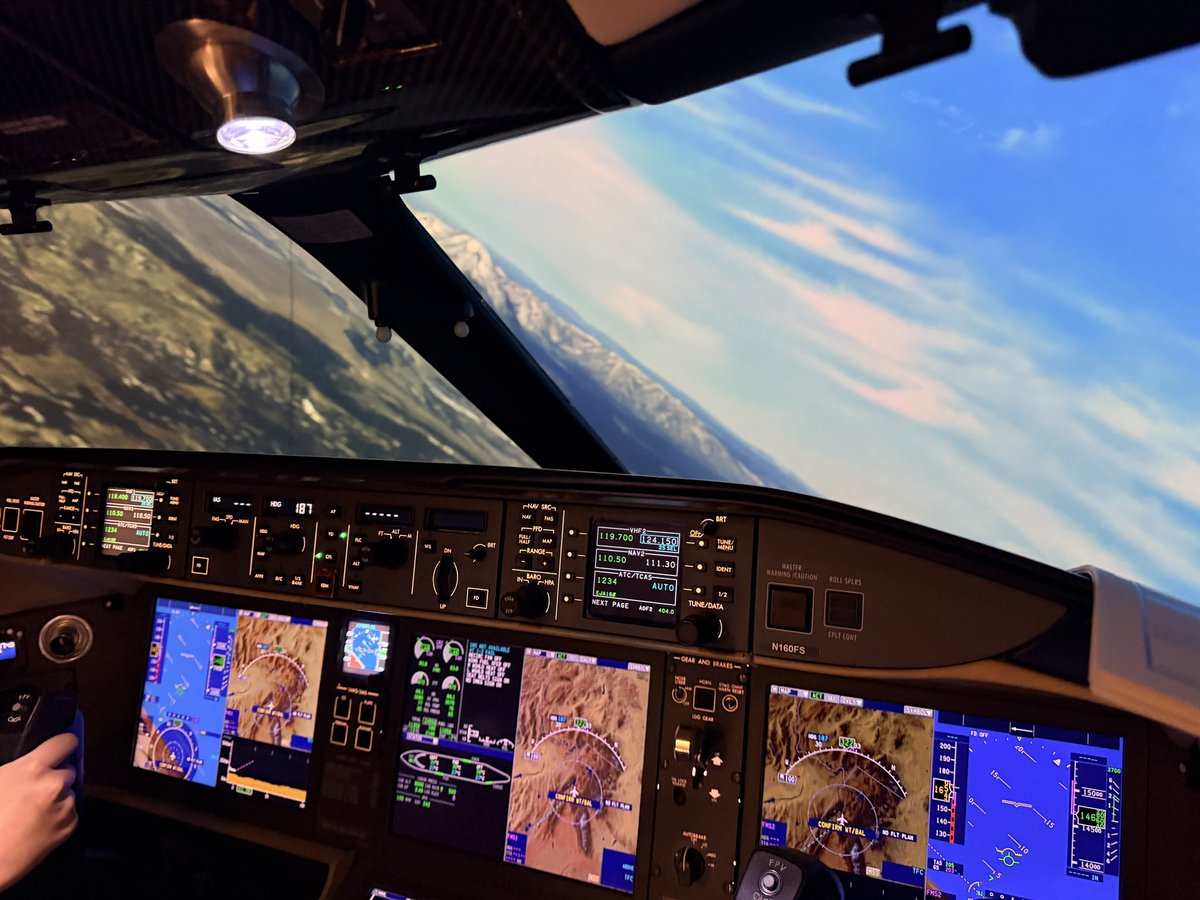 Airsquad9's tweet photo. In Columbus for our holiday party and our department managed to get us 2-hrs of sim time at our sister company, Flight Safety. I managed to score the Global 6000 and she was a blast to fly! https://t.co/8Z4D9y8KP6