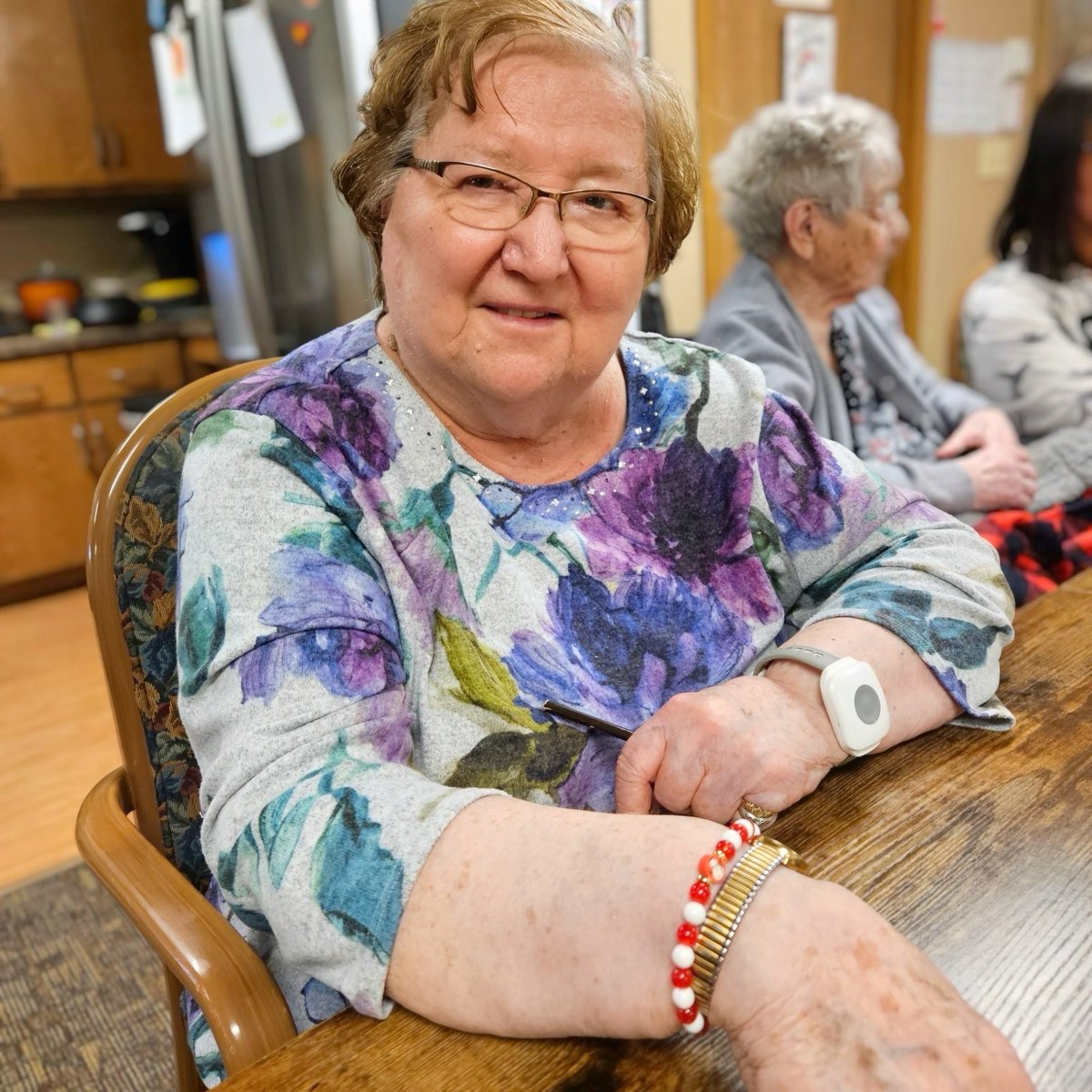 CManorCampus's tweet photo. Our East Commons community is getting into the holiday spirit! 🎄 Residents crafted their own Christmas jewelry to wear for all the fun festivities ahead. The halls aren’t the only things being decorated around here! ✨ https://t.co/7GPw3tLpGg