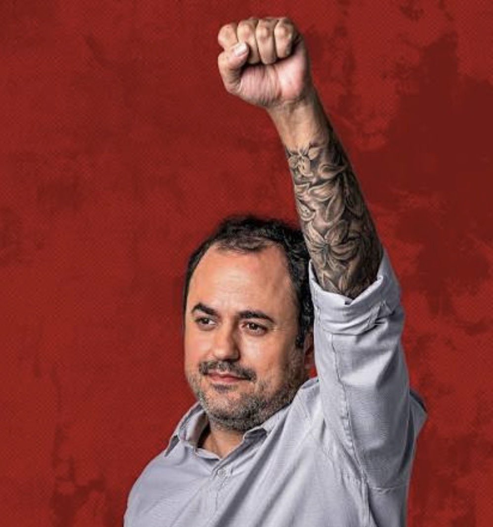 roberta_bastoss's tweet photo. A possível cassação de Glauber Braga é um absurdo que revela, mais uma vez, a seletividade da política brasileira. 

Enquanto um parlamentar combativo, conhecido por enfrentar abusos, denunciar esquemas e defender a democracia, é colocado na mira, nomes como Eduardo Bolsonaro, Carla Zambelli e Alexandre Ramagem seguem preservados, mesmo respondendo a acusações gravíssimas.

Como é possível que Glauber seja ameaçado por exercer seu papel fiscalizador, enquanto aqueles envolvidos em ataques às instituições, disseminação de fake news e uso político da máquina pública continuem blindados?

Isso não é equilíbrio.
Isso não é justiça.
Isso é silenciamento político.

Quem denuncia o poder vira alvo; quem ataca a democracia segue protegido.

Se há lei, ela deve valer para todos.
Se há cobrança, ela deve ser igual para todos.

O Brasil precisa reagir à tentativa de transformar a coragem de Glauber em crime e a impunidade de alguns em regra.