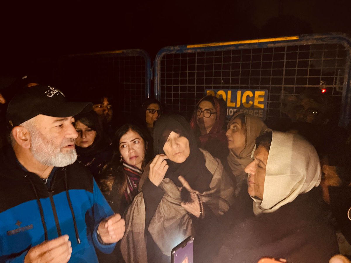 اڈیلہ جیل کے سامنے عمران خان کے بہنوں کیساتھ دھرنے میں شرکت، پولیس کا حملہ ،تشدد بدترین حکومتی دہشتگردی ہے۔