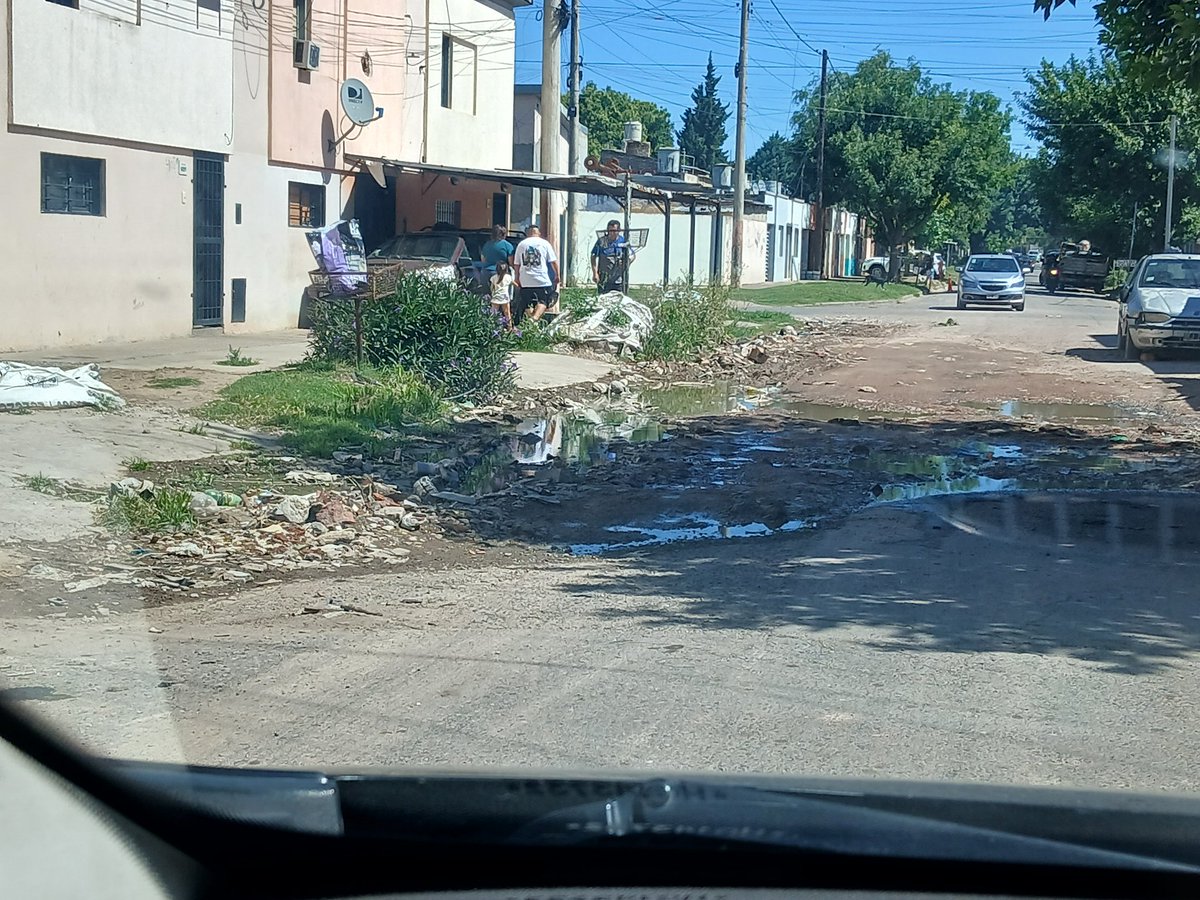 rubenroberto74's tweet image. @CaroLabayru @MuniRosario @pablojavkin  constitucion al 4000 mas de 2 años estos vecinos estan asi NADIE SE ACERCO vamos un poco de calidad de vida es imposible pasar x ahi cuando llueve es uma laguna