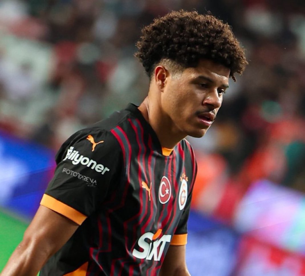 Ne pas ne şut atabilir ne de orta açabilir. 

Kolun yok bacağın yok, sen niye varsın amına kodumun alkoliği?