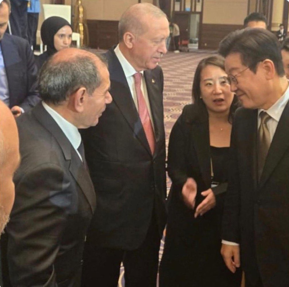 Kendi takımı Şampiyonlar ligi maçı oynarken bu alyanagın neden burada olduğu anlaşıldı 

Balogun #MONvsGS jakobs oshimen Alper İlkay  oshimen
İCARDİ sanchez Yunus Torreira #BugünGünlerdenGALATASARAY
Atamayana ilk 24