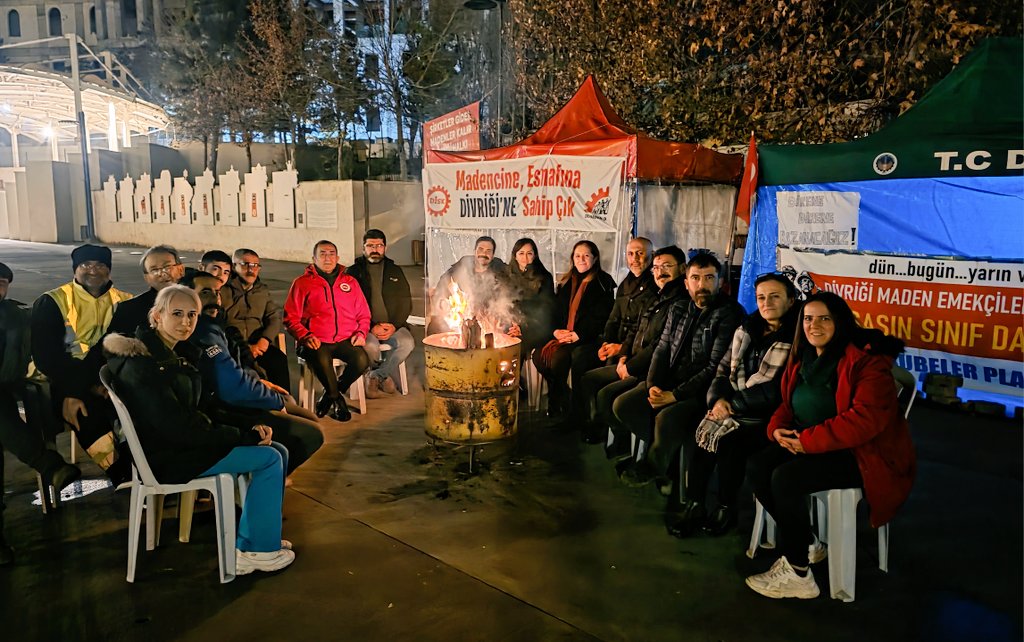DSKDevMadenSen's tweet photo. #DivriğiMadenİşçileriDirenişi'mizin 18.günü..
DİVRİĞİ MADENCİLERİ VE HALKI YALNIZ DEĞİLDİR.
@OYAKMaden @ermadenas @ciftayas şirketlerinin, Divriği'li maden işçilerini "küçülme" bahanesiyle işten çıkararak Divriği'ni işsizliğe mâhkum etmesine izin vermeyeceğiz! https://t.co/LA7Yj8OVFP
