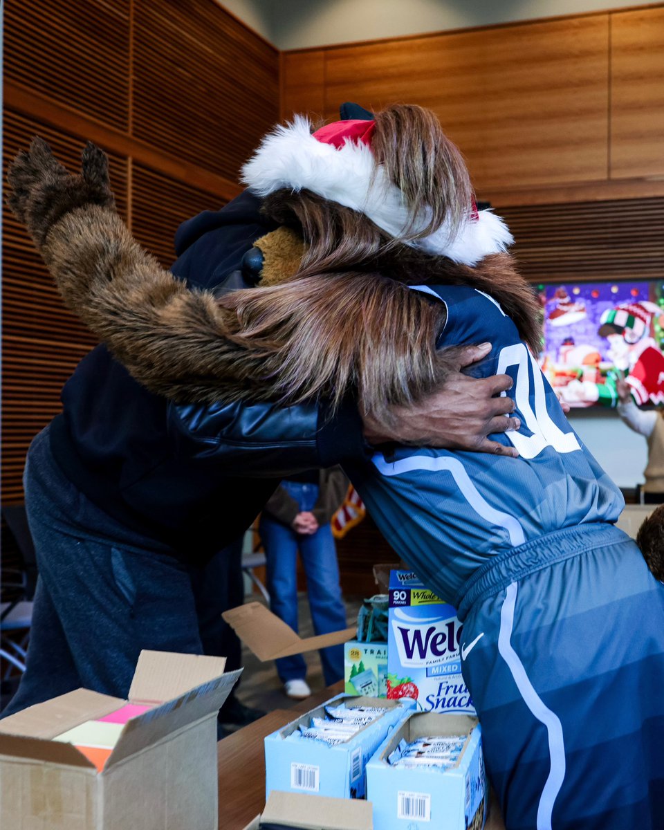 We stopped by @slcpd with @utahjazzbear and the broadcast crew to keep spreading the holiday cheer on #PayItForwardUtah day 🤩💜 

#TakeNote 